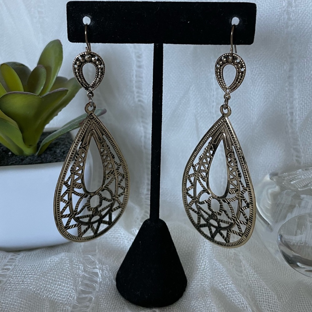 Vintage gold tone dangling earrings
